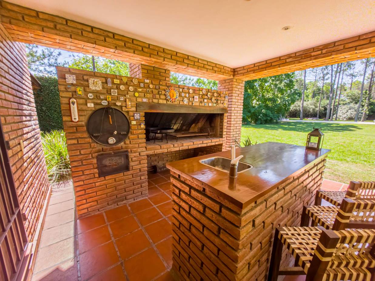VENTA CASA DE UNA SOLA PLANTA. 3 DORMITORIOS. 5 BAÑOS. IMPONENTE JARDÍN CON GALERÍA, PILETA Y QUINCH