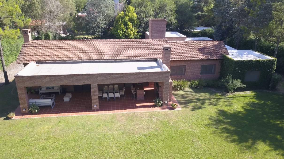 VENTA CASA DE UNA SOLA PLANTA. 3 DORMITORIOS. 5 BAÑOS. IMPONENTE JARDÍN CON GALERÍA, PILETA Y QUINCH