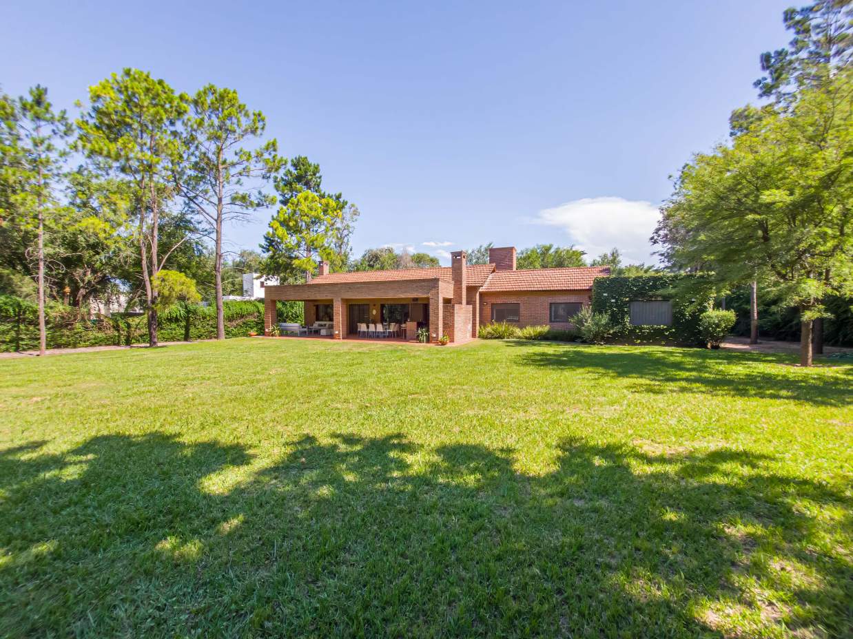 VENTA CASA DE UNA SOLA PLANTA. 3 DORMITORIOS. 5 BAÑOS. IMPONENTE JARDÍN CON GALERÍA, PILETA Y QUINCH