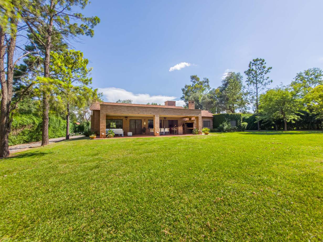 VENTA CASA DE UNA SOLA PLANTA. 3 DORMITORIOS. 5 BAÑOS. IMPONENTE JARDÍN CON GALERÍA, PILETA Y QUINCH