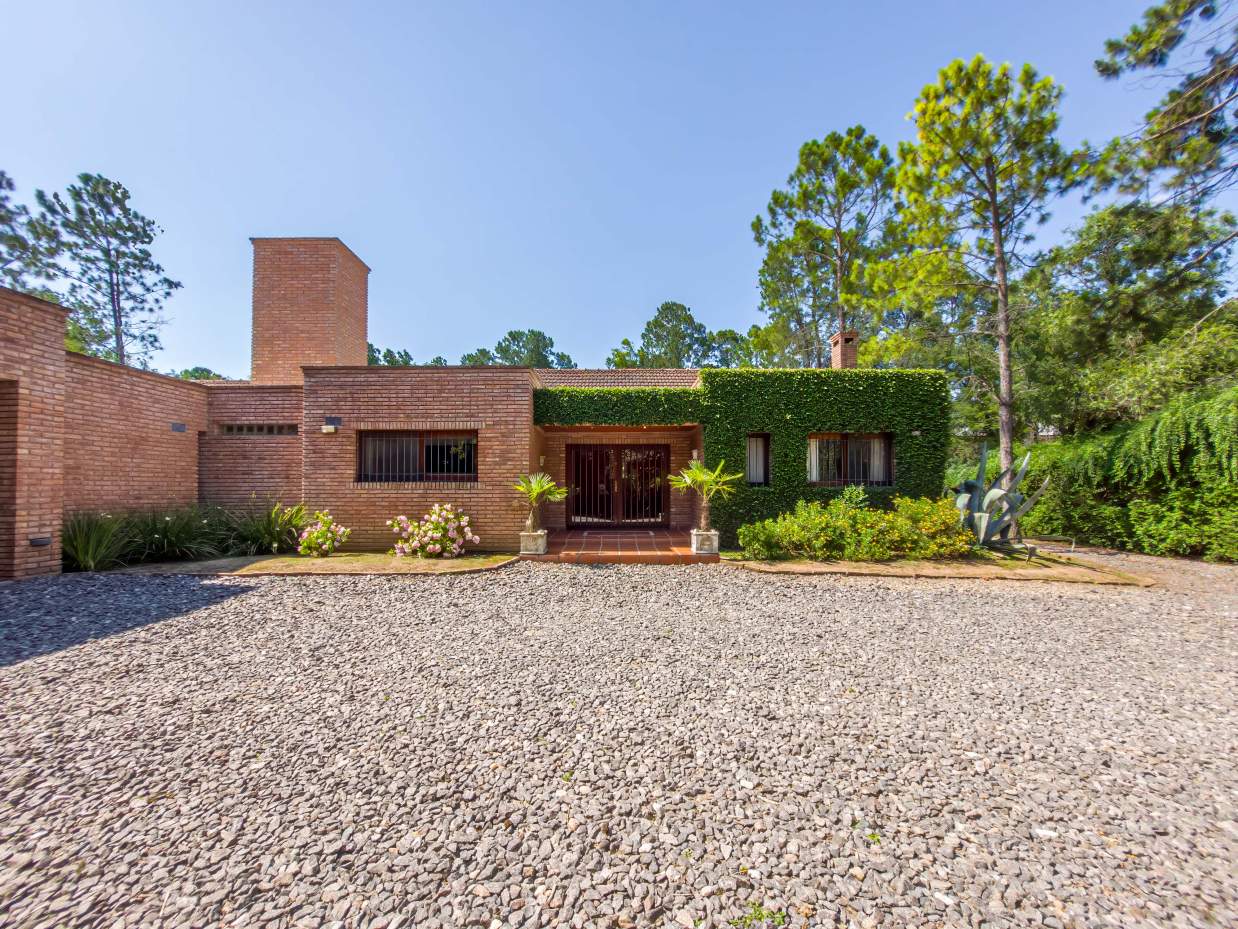 VENTA CASA DE UNA SOLA PLANTA. 3 DORMITORIOS. 5 BAÑOS. IMPONENTE JARDÍN CON GALERÍA, PILETA Y QUINCH