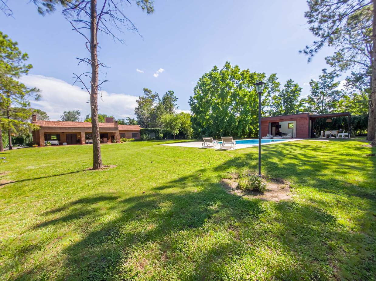 VENTA CASA DE UNA SOLA PLANTA. 3 DORMITORIOS. 5 BAÑOS. IMPONENTE JARDÍN CON GALERÍA, PILETA Y QUINCH