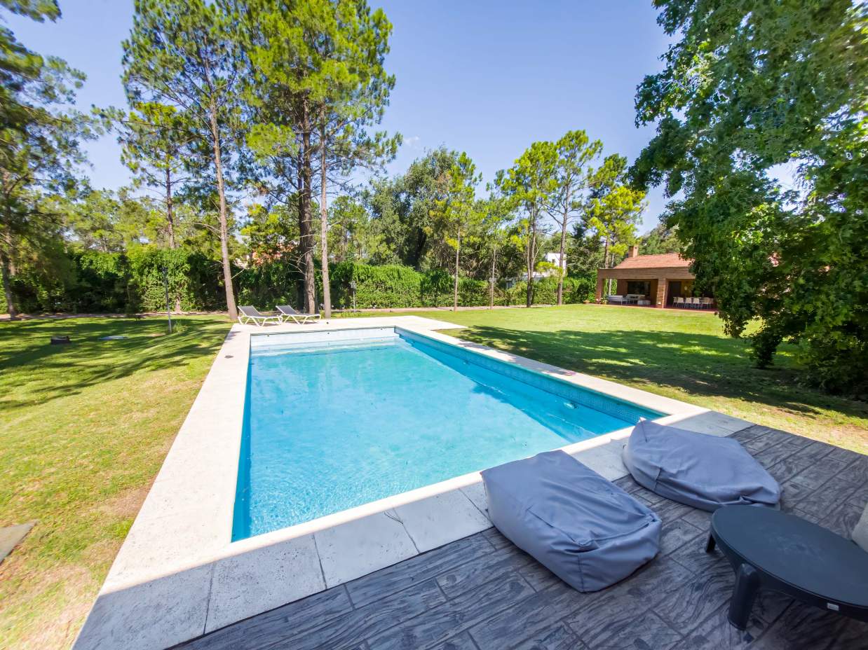 VENTA CASA DE UNA SOLA PLANTA. 3 DORMITORIOS. 5 BAÑOS. IMPONENTE JARDÍN CON GALERÍA, PILETA Y QUINCH