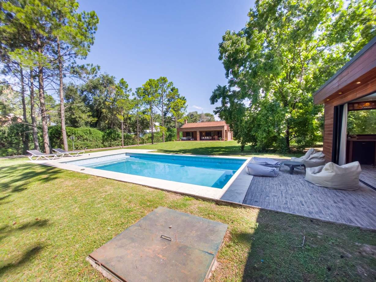 VENTA CASA DE UNA SOLA PLANTA. 3 DORMITORIOS. 5 BAÑOS. IMPONENTE JARDÍN CON GALERÍA, PILETA Y QUINCH