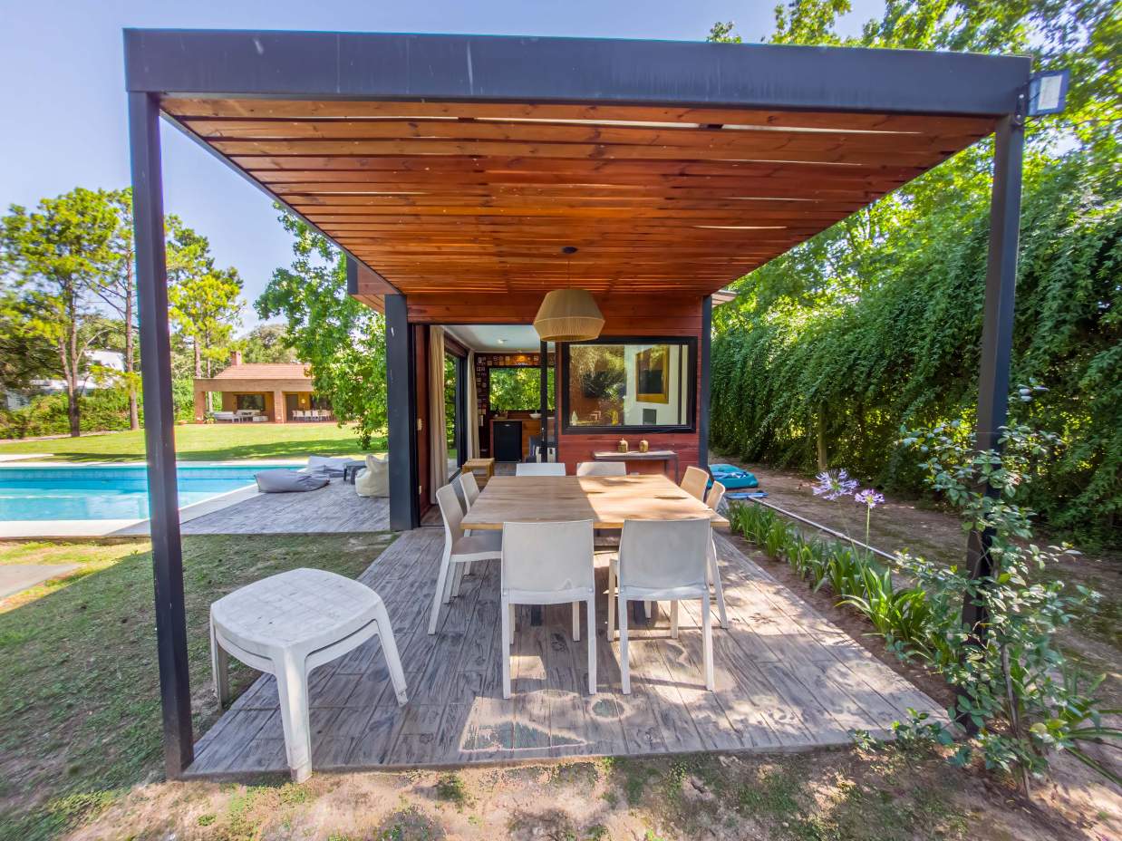 VENTA CASA DE UNA SOLA PLANTA. 3 DORMITORIOS. 5 BAÑOS. IMPONENTE JARDÍN CON GALERÍA, PILETA Y QUINCH