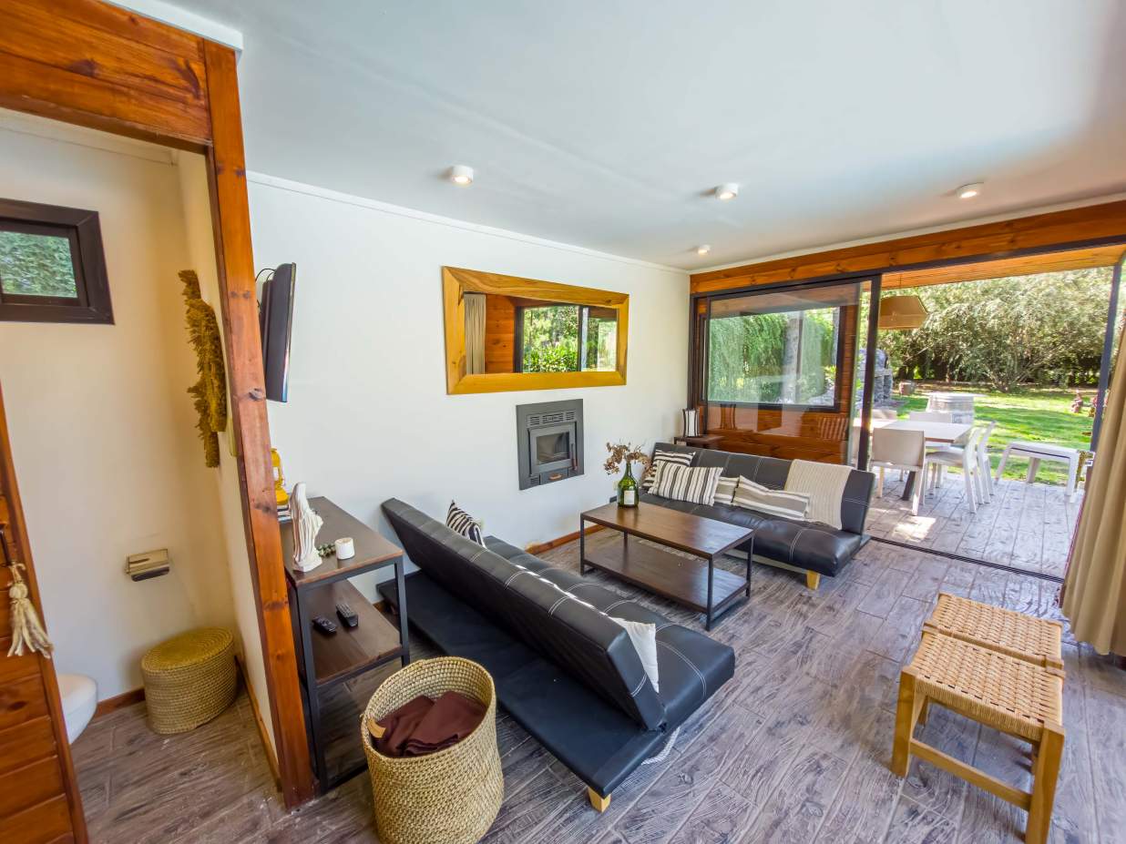 VENTA CASA DE UNA SOLA PLANTA. 3 DORMITORIOS. 5 BAÑOS. IMPONENTE JARDÍN CON GALERÍA, PILETA Y QUINCH