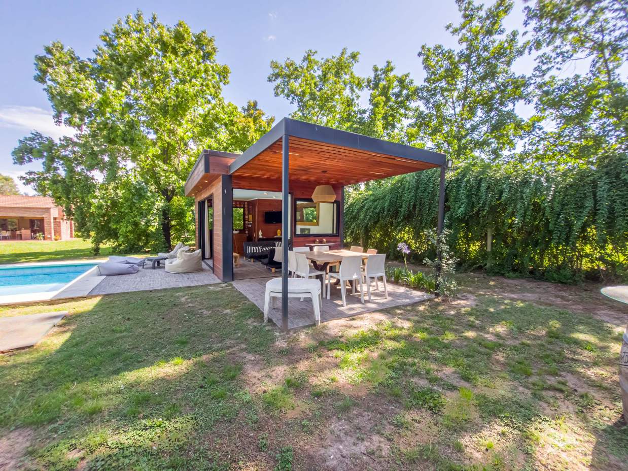 VENTA CASA DE UNA SOLA PLANTA. 3 DORMITORIOS. 5 BAÑOS. IMPONENTE JARDÍN CON GALERÍA, PILETA Y QUINCH