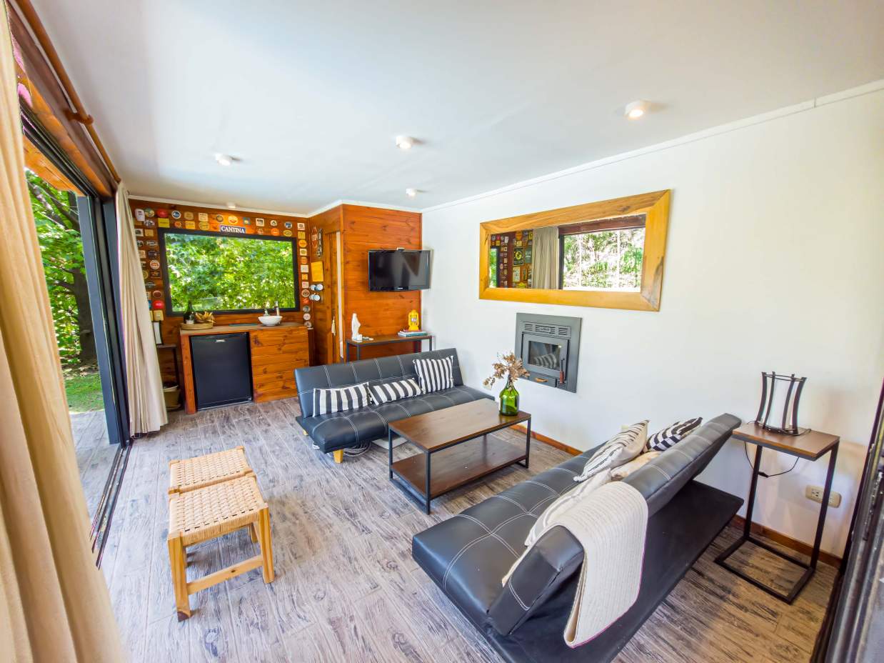 VENTA CASA DE UNA SOLA PLANTA. 3 DORMITORIOS. 5 BAÑOS. IMPONENTE JARDÍN CON GALERÍA, PILETA Y QUINCH