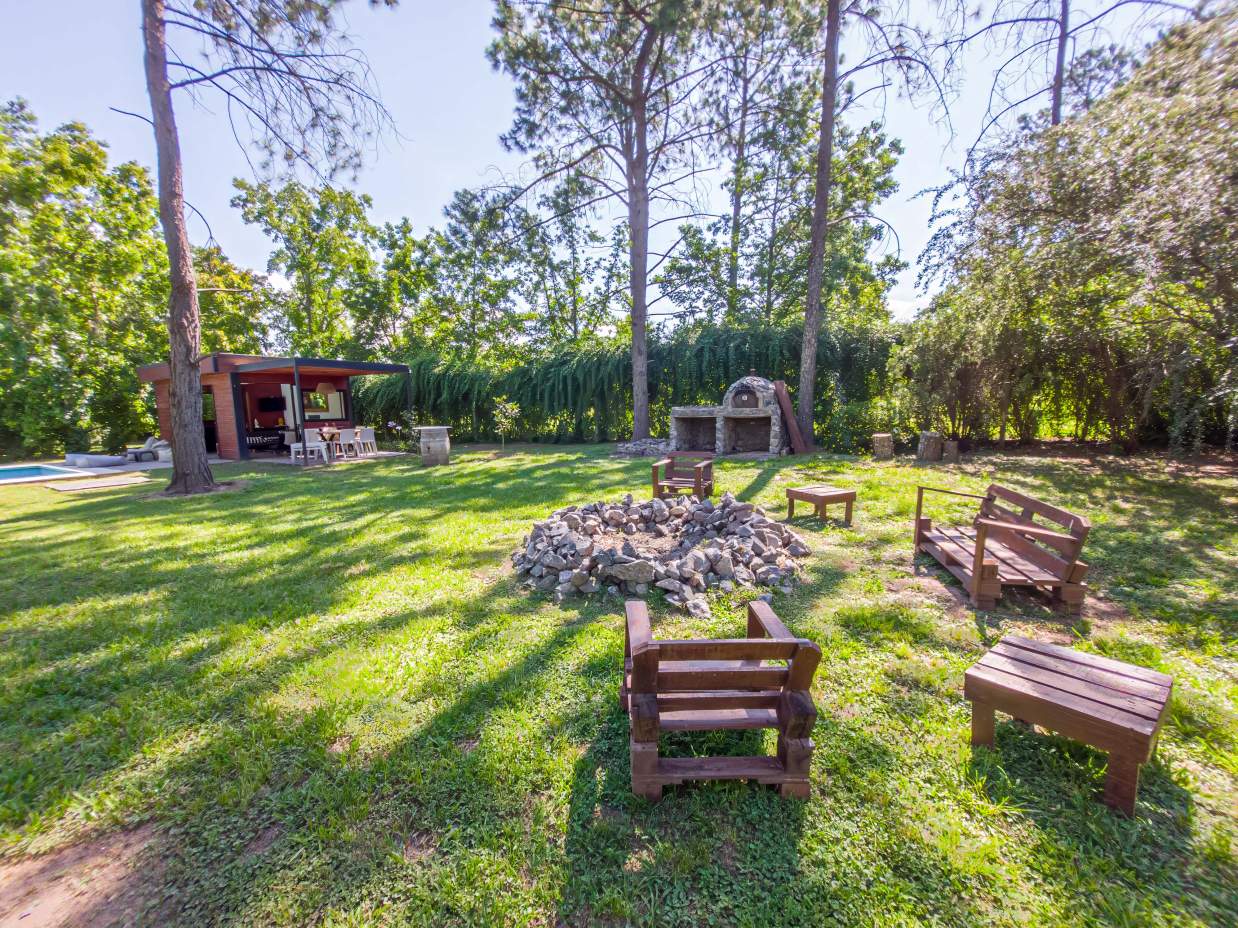 VENTA CASA DE UNA SOLA PLANTA. 3 DORMITORIOS. 5 BAÑOS. IMPONENTE JARDÍN CON GALERÍA, PILETA Y QUINCH