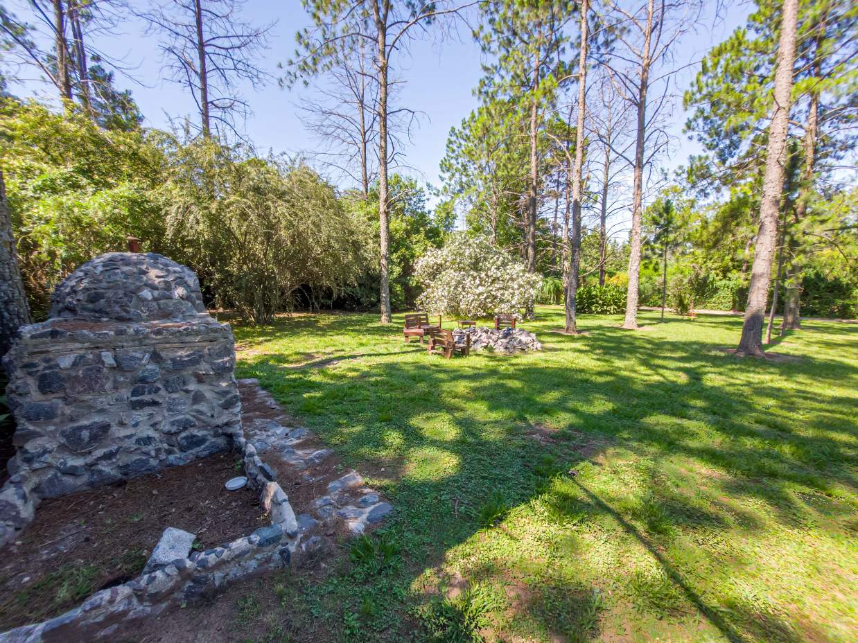 VENTA CASA DE UNA SOLA PLANTA. 3 DORMITORIOS. 5 BAÑOS. IMPONENTE JARDÍN CON GALERÍA, PILETA Y QUINCH
