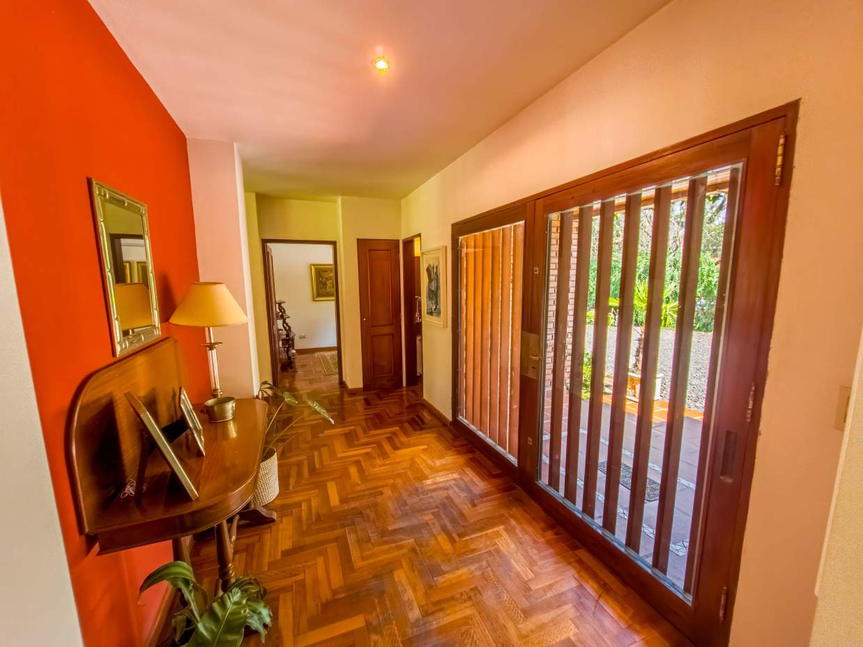 VENTA CASA DE UNA SOLA PLANTA. 3 DORMITORIOS. 5 BAÑOS. IMPONENTE JARDÍN CON GALERÍA, PILETA Y QUINCH