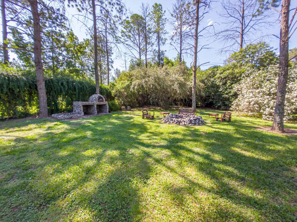 VENTA CASA DE UNA SOLA PLANTA. 3 DORMITORIOS. 5 BAÑOS. IMPONENTE JARDÍN CON GALERÍA, PILETA Y QUINCH
