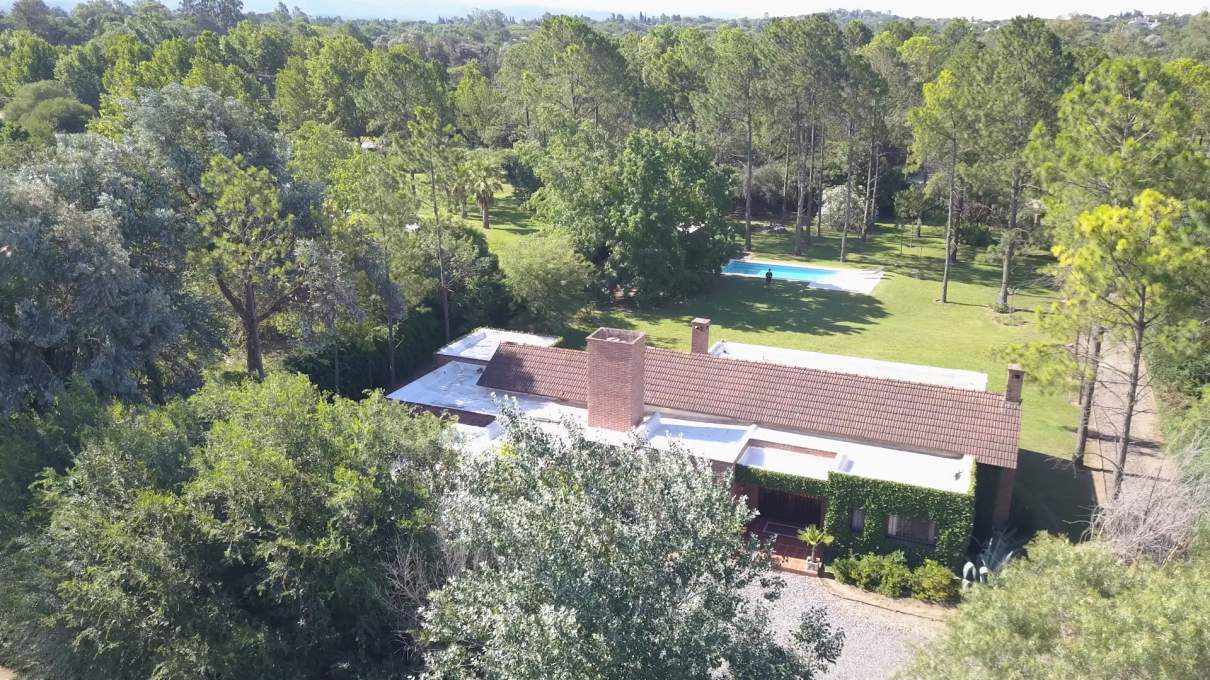 VENTA CASA DE UNA SOLA PLANTA. 3 DORMITORIOS. 5 BAÑOS. IMPONENTE JARDÍN CON GALERÍA, PILETA Y QUINCH