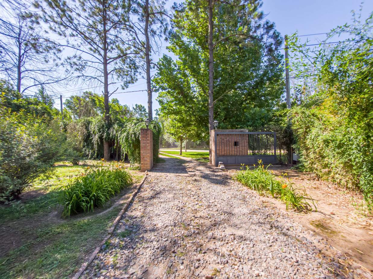 VENTA CASA DE UNA SOLA PLANTA. 3 DORMITORIOS. 5 BAÑOS. IMPONENTE JARDÍN CON GALERÍA, PILETA Y QUINCH
