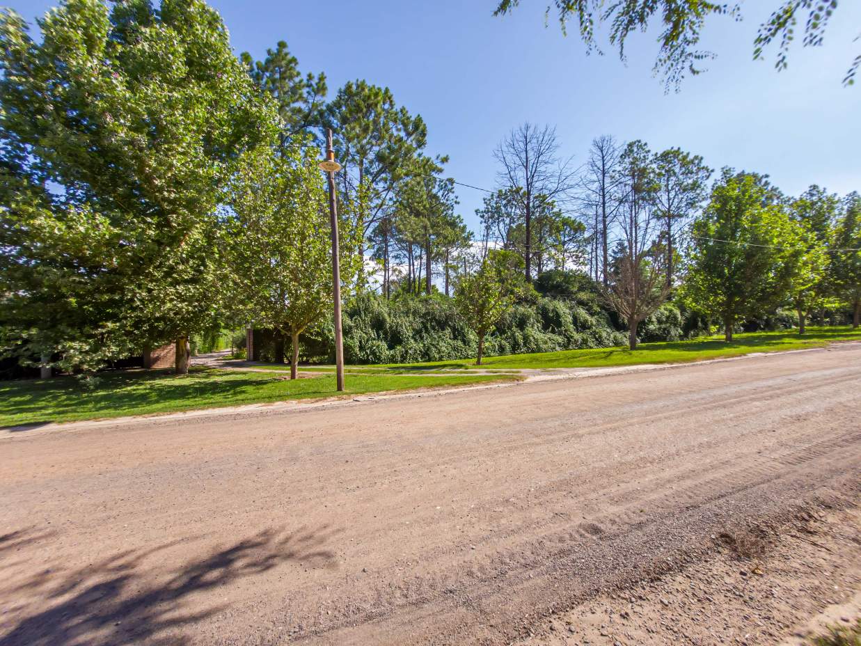 VENTA CASA DE UNA SOLA PLANTA. 3 DORMITORIOS. 5 BAÑOS. IMPONENTE JARDÍN CON GALERÍA, PILETA Y QUINCH