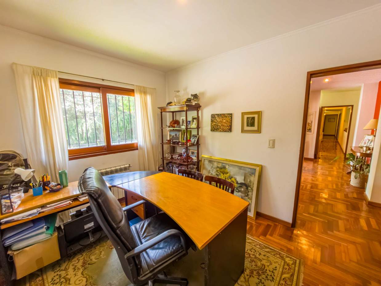 VENTA CASA DE UNA SOLA PLANTA. 3 DORMITORIOS. 5 BAÑOS. IMPONENTE JARDÍN CON GALERÍA, PILETA Y QUINCH