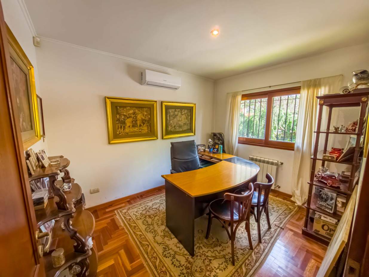 VENTA CASA DE UNA SOLA PLANTA. 3 DORMITORIOS. 5 BAÑOS. IMPONENTE JARDÍN CON GALERÍA, PILETA Y QUINCH