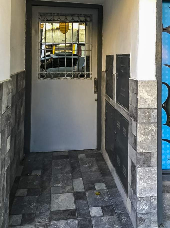 VENTA PH  LOCAL EN P.B.Y TRES DPTOS  SOBRE AV CASTRO BARROS