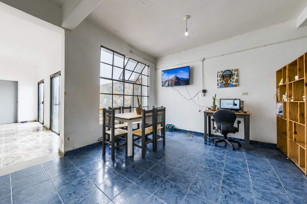 VENTA PH  LOCAL EN P.B.Y TRES DPTOS  SOBRE AV CASTRO BARROS