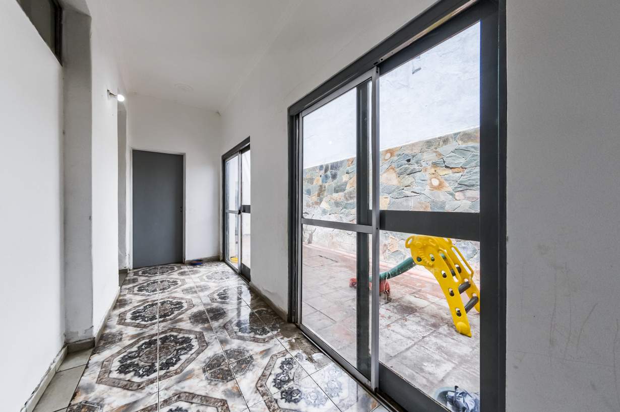 VENTA PH  LOCAL EN P.B.Y TRES DPTOS  SOBRE AV CASTRO BARROS