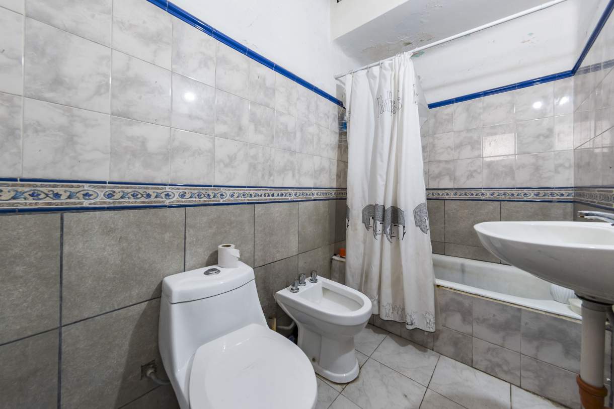 VENTA PH  LOCAL EN P.B.Y TRES DPTOS  SOBRE AV CASTRO BARROS