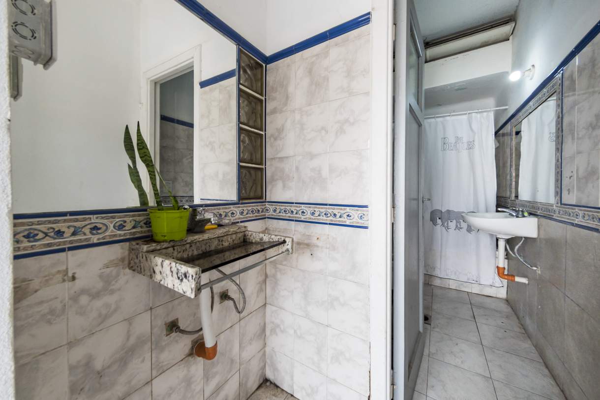 VENTA PH  LOCAL EN P.B.Y TRES DPTOS  SOBRE AV CASTRO BARROS