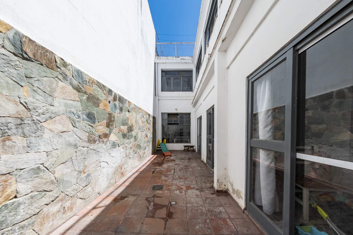 VENTA PH  LOCAL EN P.B.Y TRES DPTOS  SOBRE AV CASTRO BARROS