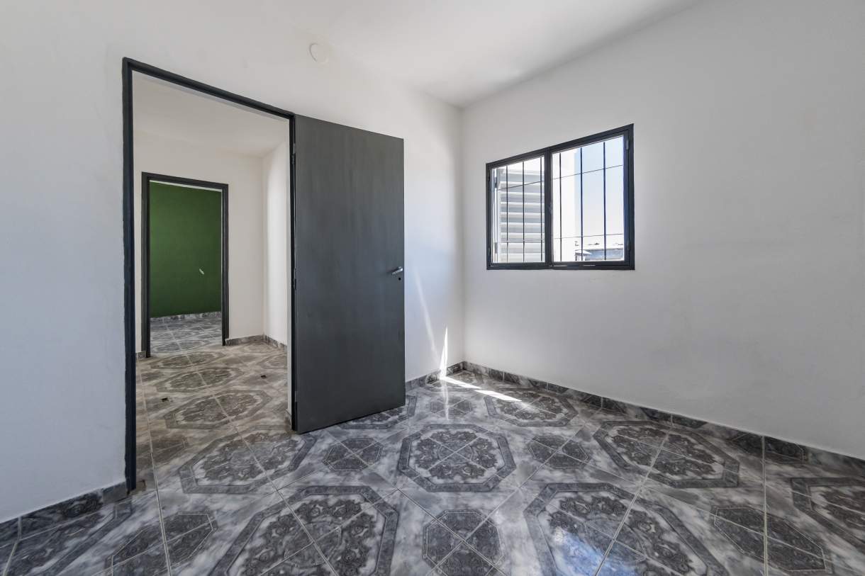 VENTA PH  LOCAL EN P.B.Y TRES DPTOS  SOBRE AV CASTRO BARROS