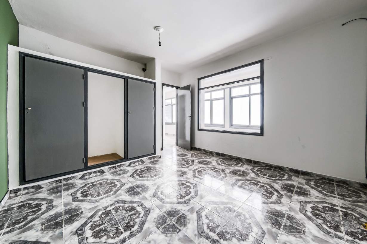 VENTA PH  LOCAL EN P.B.Y TRES DPTOS  SOBRE AV CASTRO BARROS