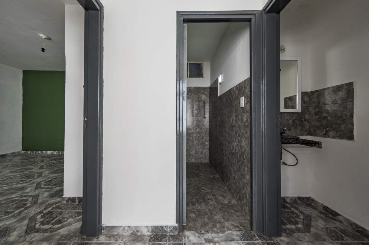 VENTA PH  LOCAL EN P.B.Y TRES DPTOS  SOBRE AV CASTRO BARROS