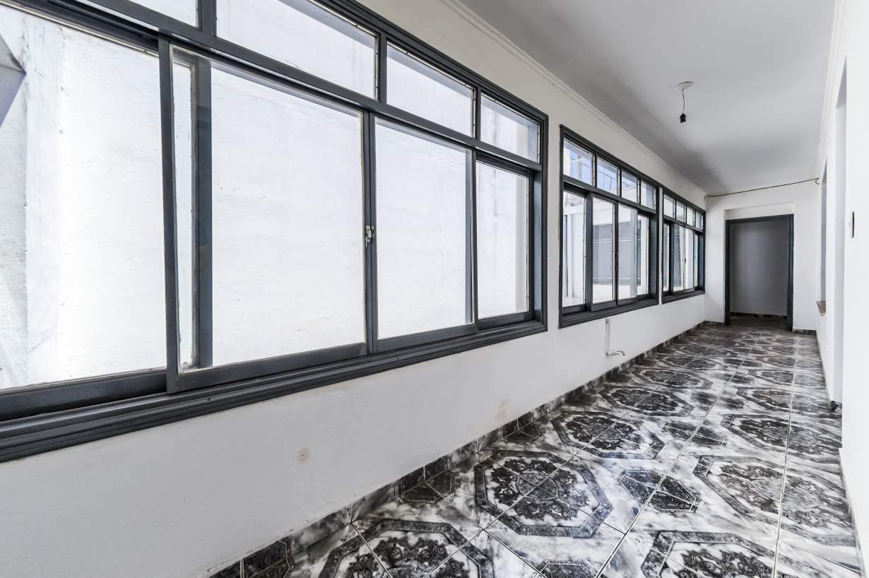 VENTA PH  LOCAL EN P.B.Y TRES DPTOS  SOBRE AV CASTRO BARROS