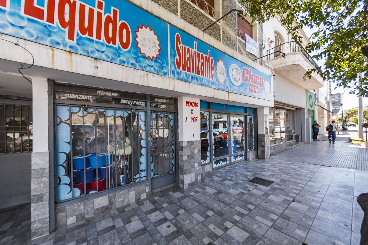 VENTA PH  LOCAL EN P.B.Y TRES DPTOS  SOBRE AV CASTRO BARROS