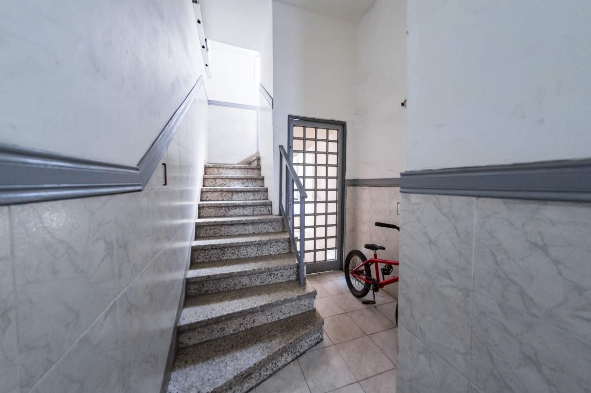 VENTA PH  LOCAL EN P.B.Y TRES DPTOS  SOBRE AV CASTRO BARROS