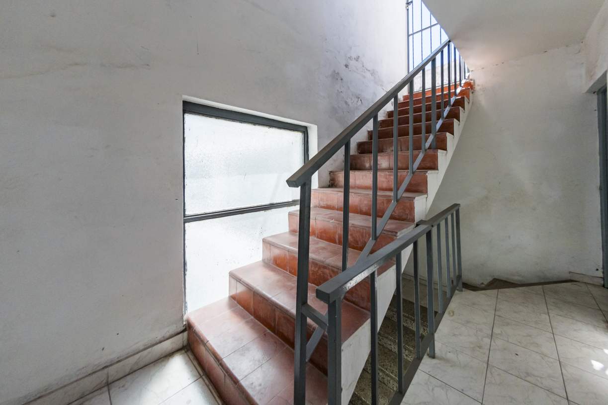 VENTA PH  LOCAL EN P.B.Y TRES DPTOS  SOBRE AV CASTRO BARROS