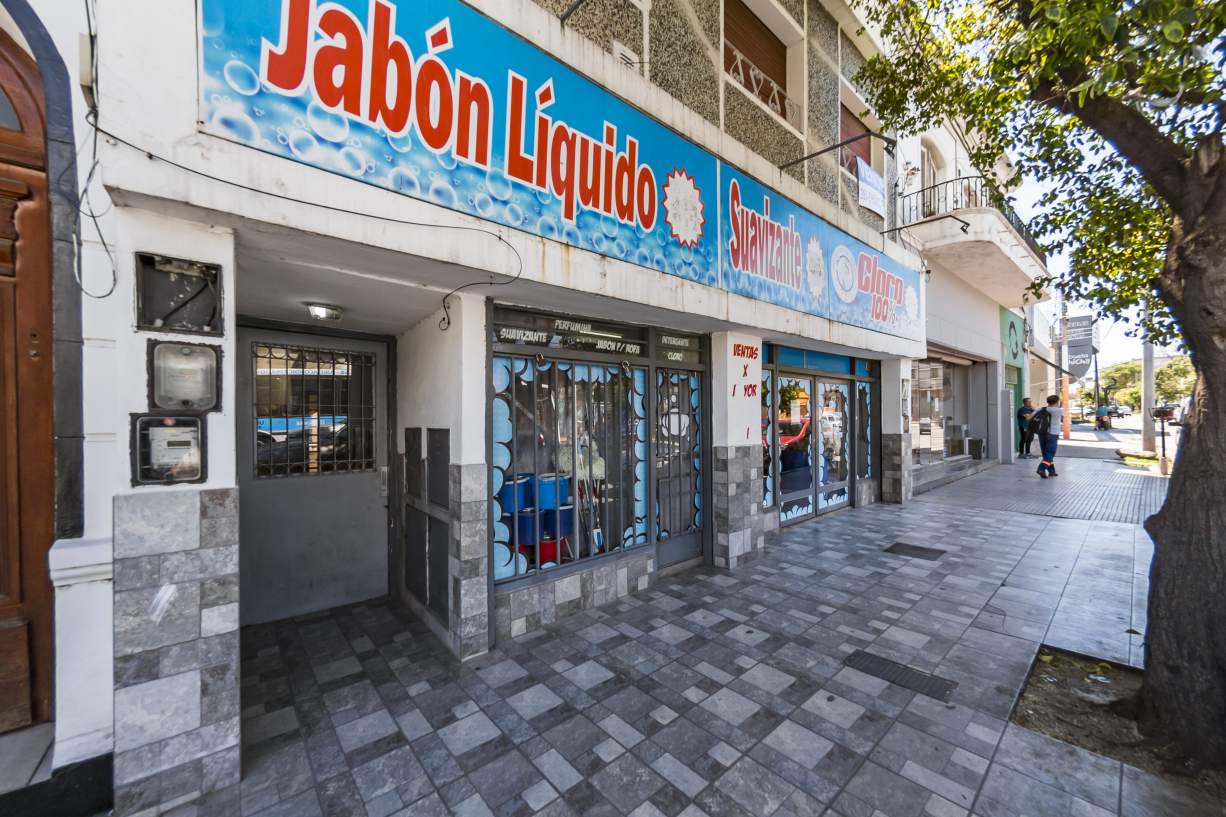 VENTA PH  LOCAL EN P.B.Y TRES DPTOS  SOBRE AV CASTRO BARROS