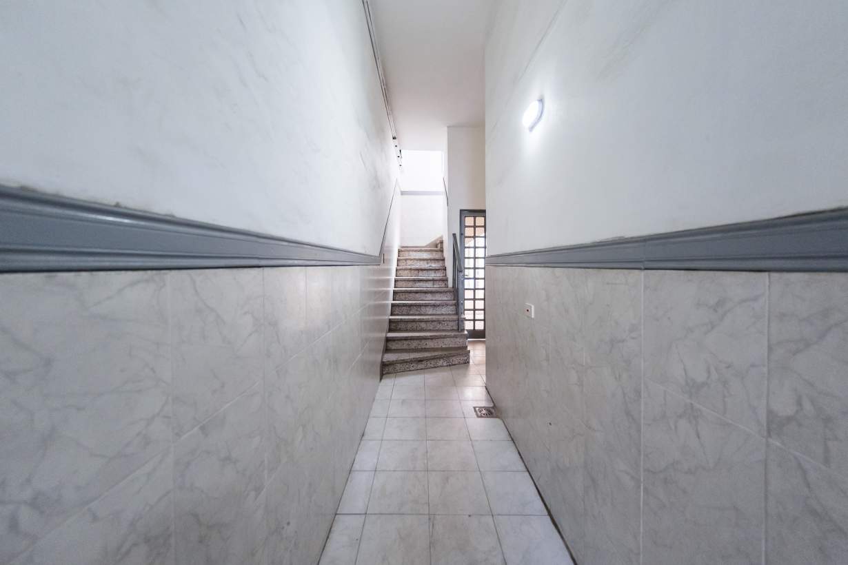 VENTA PH  LOCAL EN P.B.Y TRES DPTOS  SOBRE AV CASTRO BARROS
