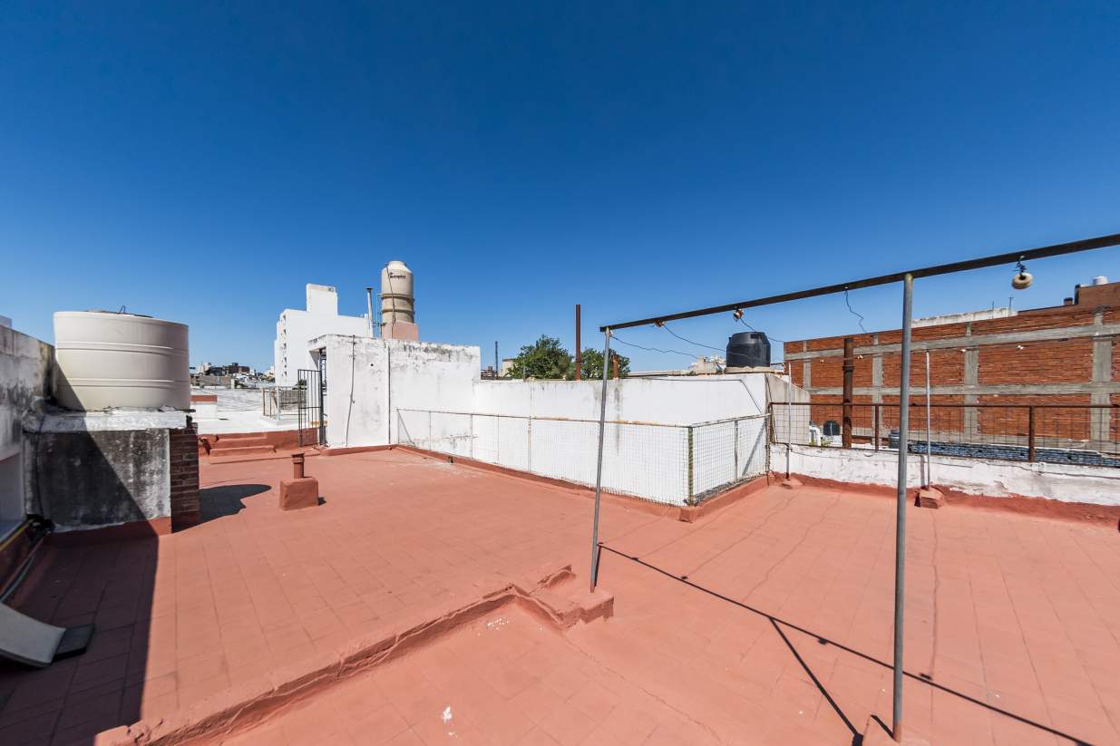 VENTA PH  LOCAL EN P.B.Y TRES DPTOS  SOBRE AV CASTRO BARROS