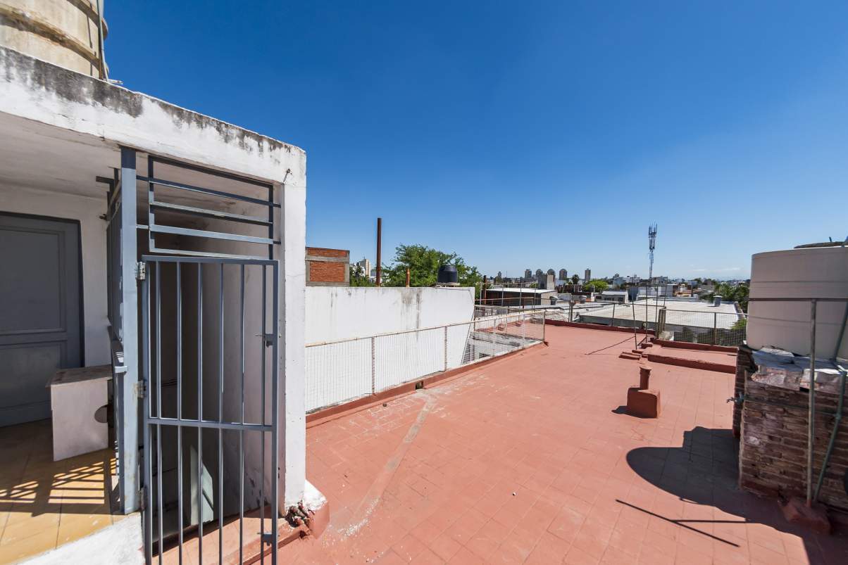 VENTA PH  LOCAL EN P.B.Y TRES DPTOS  SOBRE AV CASTRO BARROS