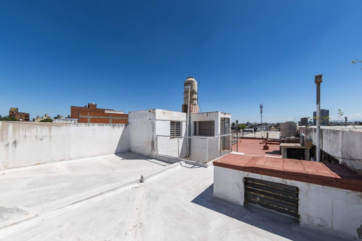 VENTA PH  LOCAL EN P.B.Y TRES DPTOS  SOBRE AV CASTRO BARROS