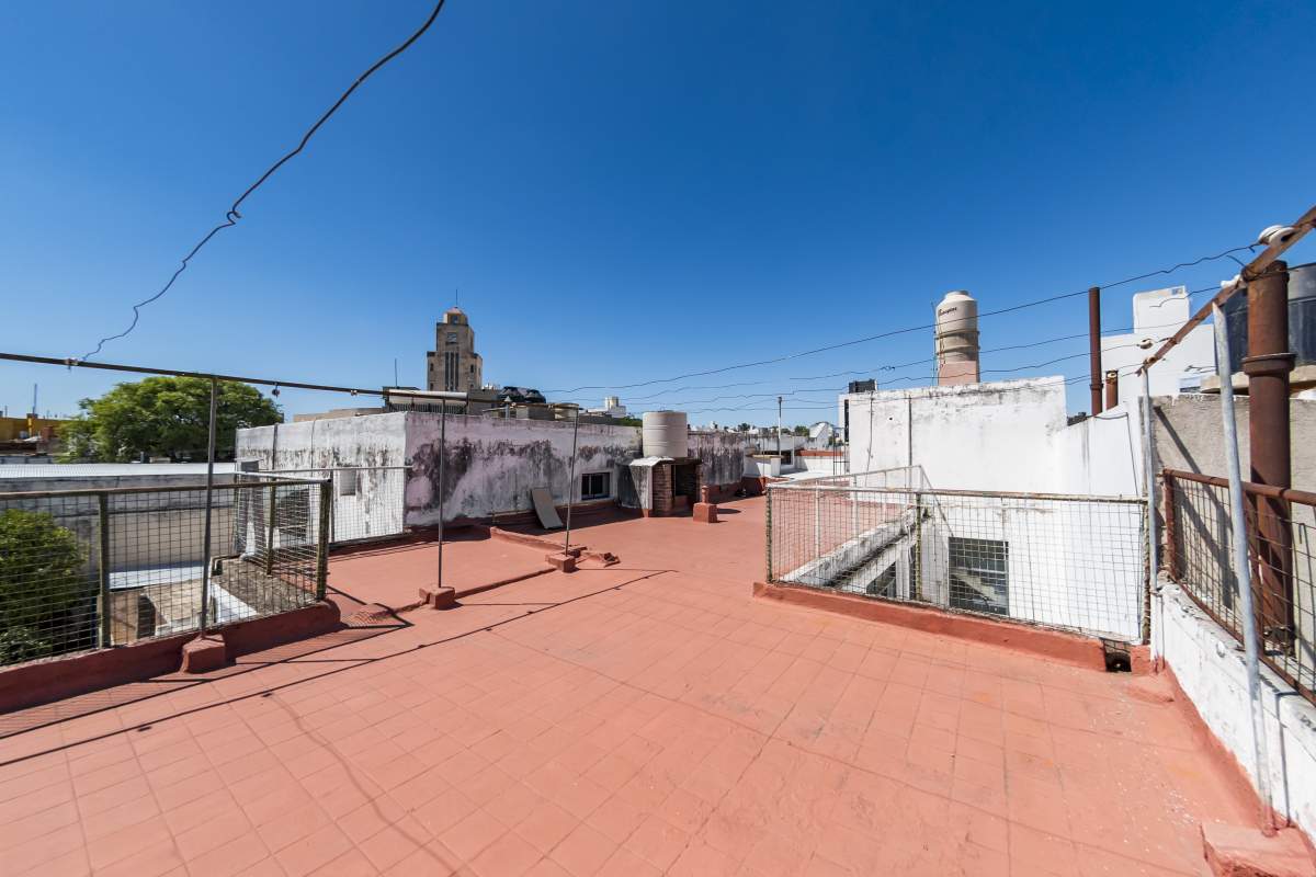 VENTA PH  LOCAL EN P.B.Y TRES DPTOS  SOBRE AV CASTRO BARROS