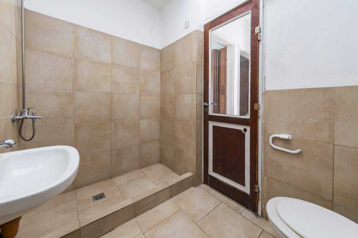 VENTA PH  LOCAL EN P.B.Y TRES DPTOS  SOBRE AV CASTRO BARROS