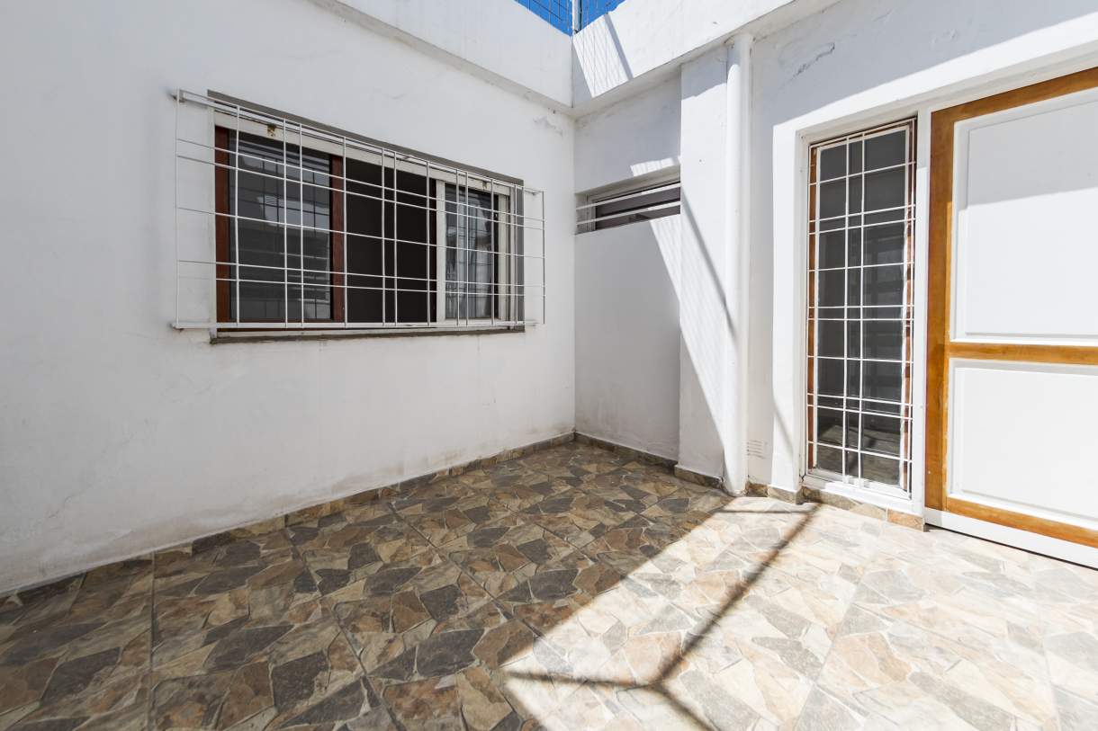 VENTA PH  LOCAL EN P.B.Y TRES DPTOS  SOBRE AV CASTRO BARROS