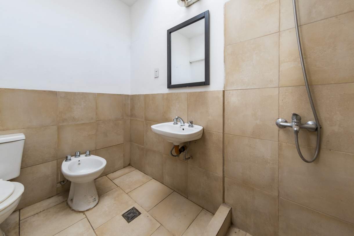 VENTA PH  LOCAL EN P.B.Y TRES DPTOS  SOBRE AV CASTRO BARROS