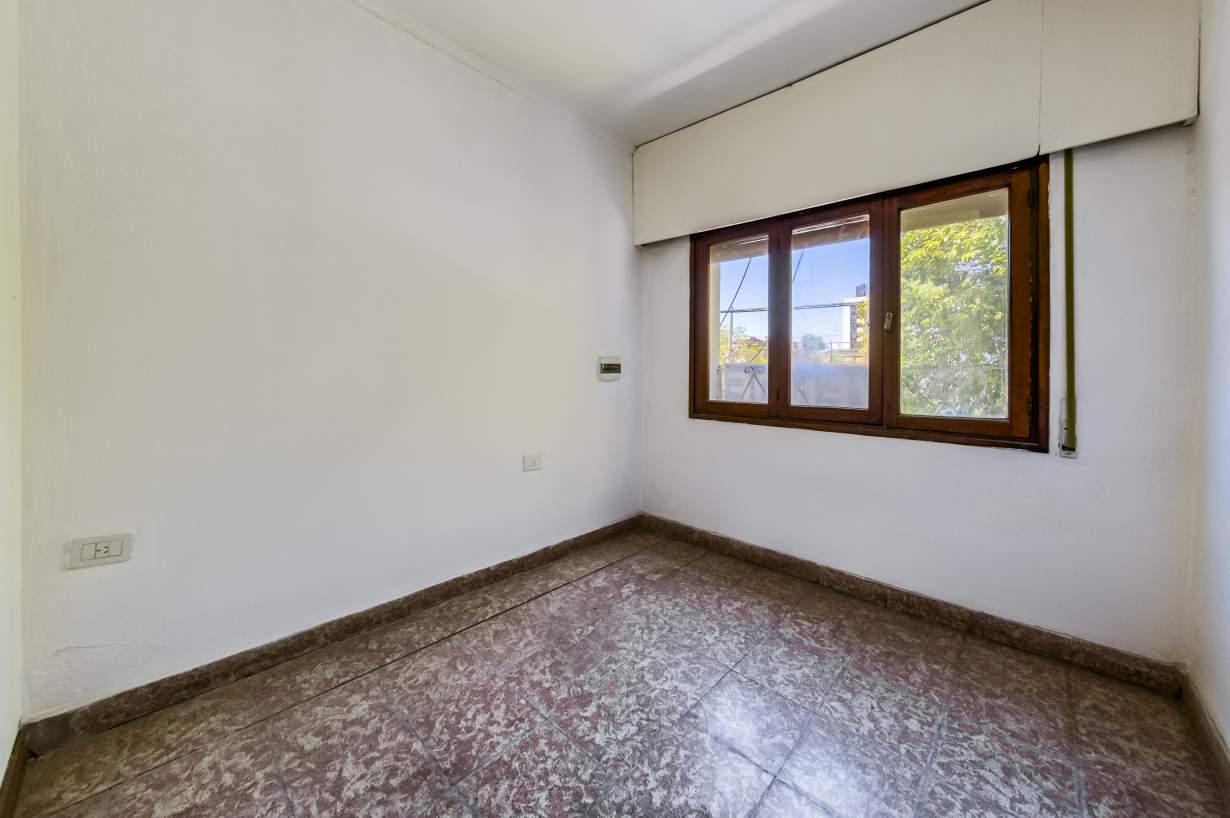 VENTA PH  LOCAL EN P.B.Y TRES DPTOS  SOBRE AV CASTRO BARROS