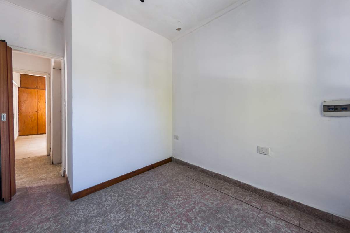 VENTA PH  LOCAL EN P.B.Y TRES DPTOS  SOBRE AV CASTRO BARROS