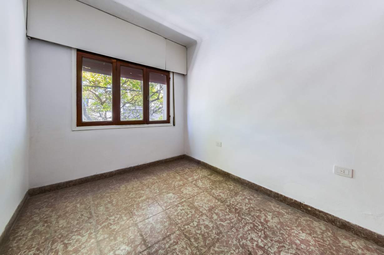 VENTA PH  LOCAL EN P.B.Y TRES DPTOS  SOBRE AV CASTRO BARROS