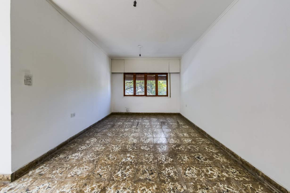 VENTA PH  LOCAL EN P.B.Y TRES DPTOS  SOBRE AV CASTRO BARROS