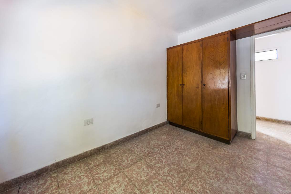 VENTA PH  LOCAL EN P.B.Y TRES DPTOS  SOBRE AV CASTRO BARROS