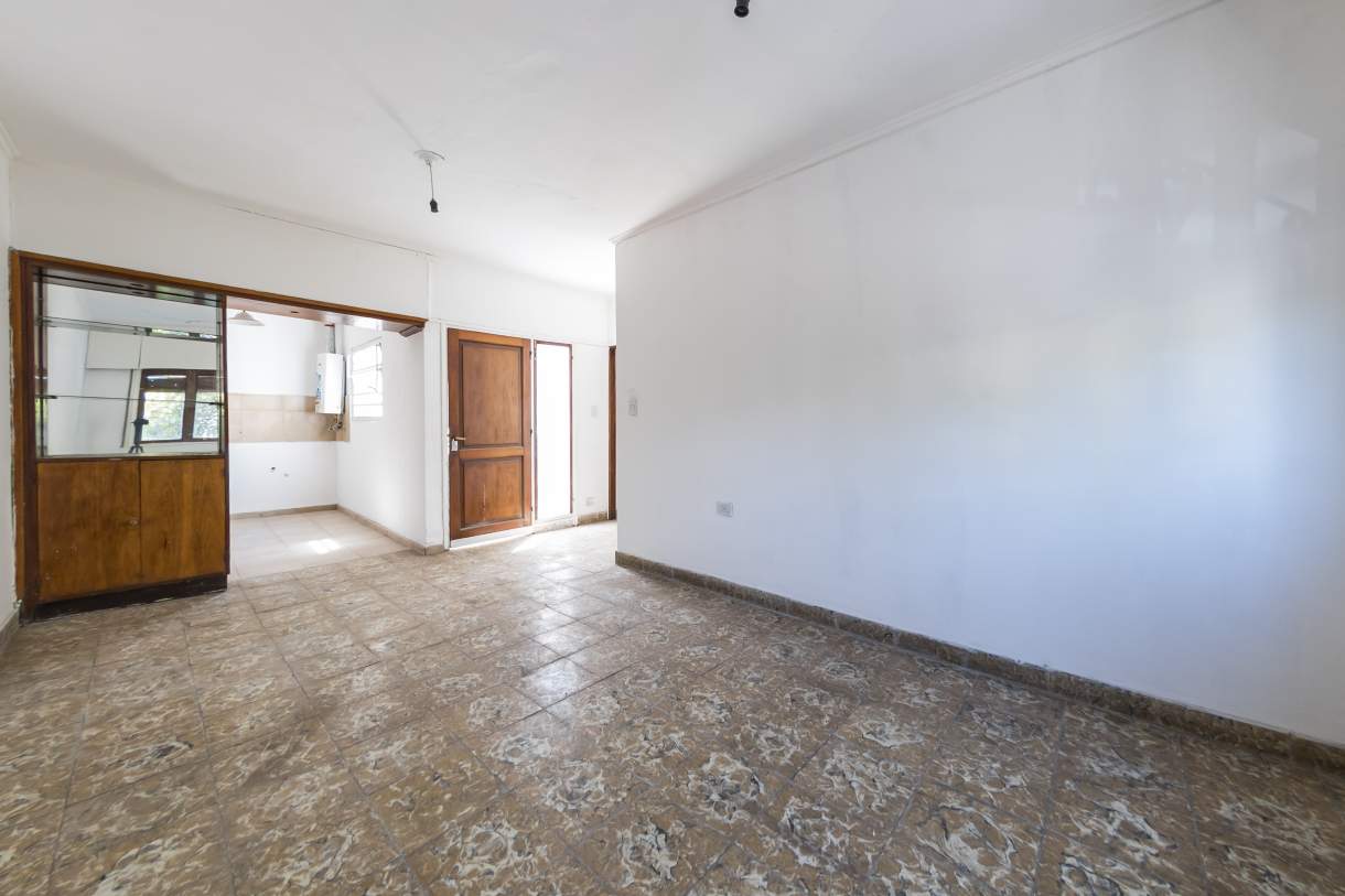 VENTA PH  LOCAL EN P.B.Y TRES DPTOS  SOBRE AV CASTRO BARROS
