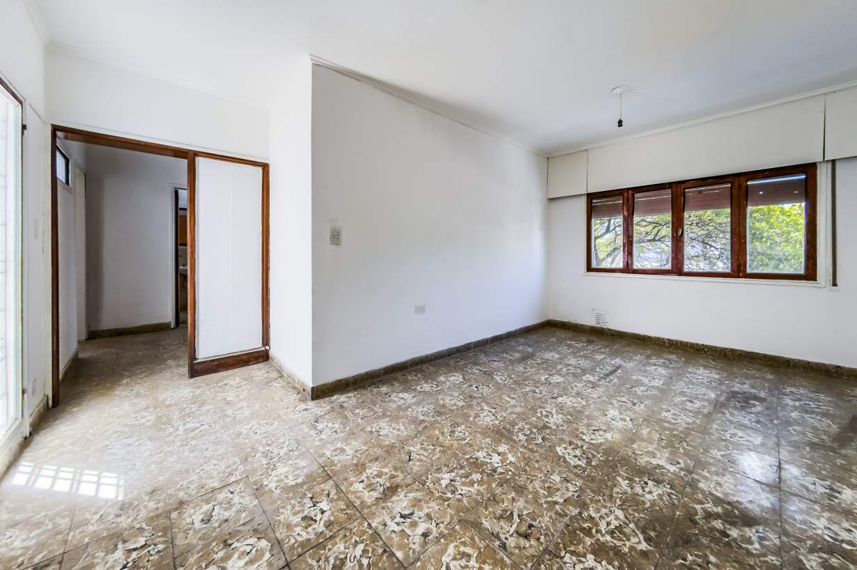 VENTA PH  LOCAL EN P.B.Y TRES DPTOS  SOBRE AV CASTRO BARROS